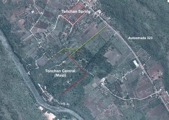 Położenie obozów 'Tonchan Central' i 'Tonchan Spring' na tle obecnej zabudowy.