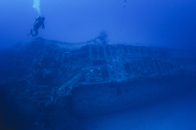 Fragment kadłuba w rejonie mostku. Widoczne zniszczenia powstałe w wyniku obrzucania okrętu bombami głębinowymi.