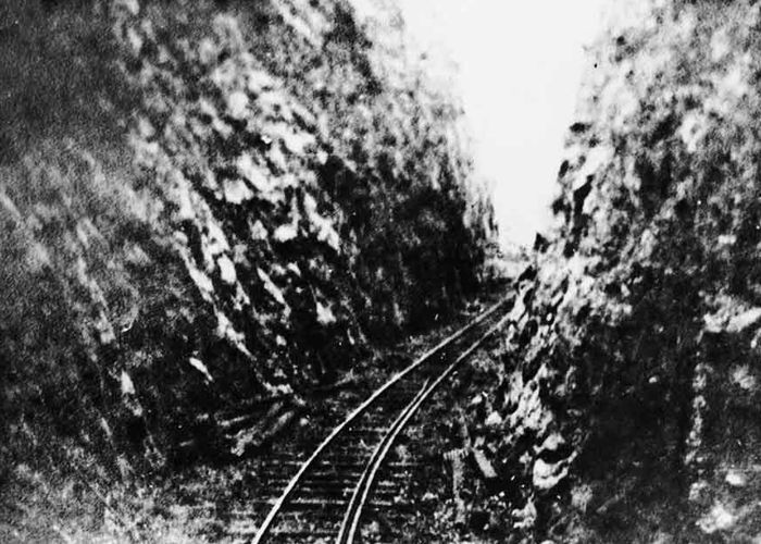 Przejście 'Konyu Cutting' (Hellfire Pass). Zdjęcie wykonane w 1945 roku.