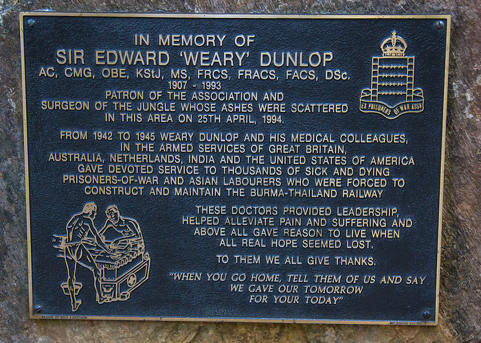 Tablica upamiętniająca sir. Edwarda 'Weary' Dunlopa w rejonie Hellfire Pass.
