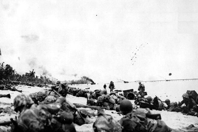 Marines na plażach Peleliu.