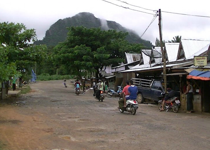 Drogra w rejonie obozu 'Paya Thanzu Taung', gdzie w czasie wojny biegla linia kolejowa.