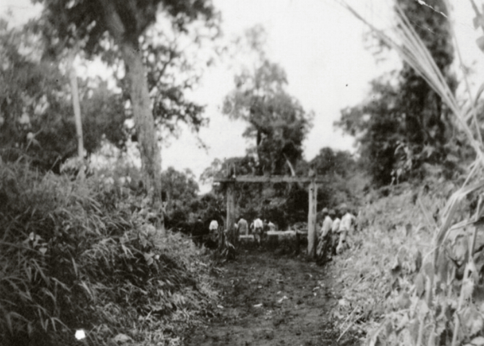 Wejście do cmentarza przy obozie 'Aungganung'.