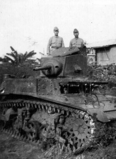 Fotografia wykonana 23 stycznia 1942 r. Testowaliśmy
siłę naszych dział na porzuconym amerykańskim czołgu niedaleko Manili. Zdjęcie przedstawia żołnierzy z 8. Niezależnej Kompani dział przeciwczołgowych.