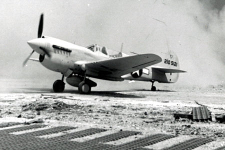 P-40 z 45. FS w charakterystycznym jasnopiaskowym malowaniu.