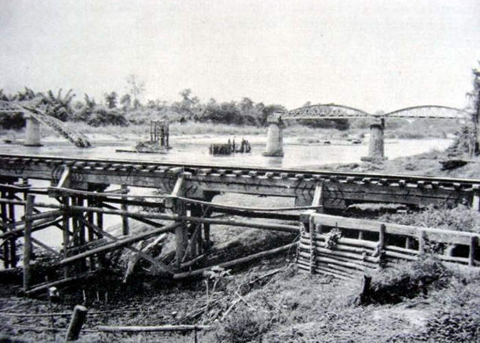 Dwa mosty na rzece Kwae Yai. W tle zniszczone przęsło mostu betonowego.