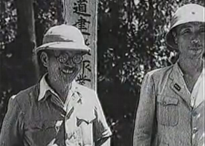 Kadr z japońskiego filmu nakręconego w czasie ceremonii otwarcia linii kolejowej.