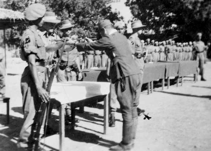 Oficjalna ceremonia oddania obozu Ban Pong w ręce wojsk brytyjskch.