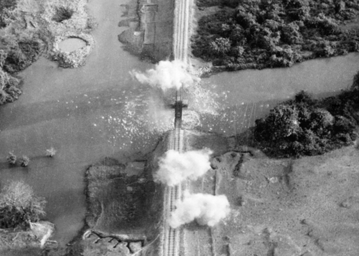 Atak bombowców alianckich na most kolejowy na szlaku Birma-Tajlandia.