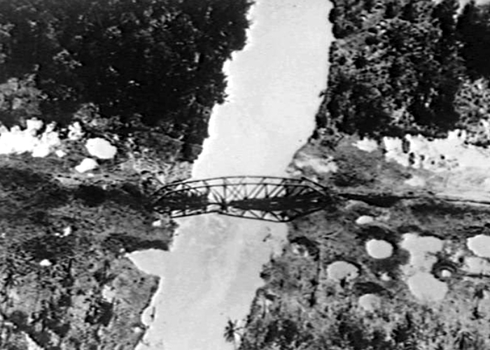 Efekt bombardowania lotniczego jednego z mostów kolejowych na szlaku Birma-Tajlandia.