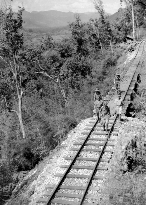 Niezidentyfikowany odcinek linii kolejowej uwieczniony podczas inspekcji przeprowadzonej przez grupę 'Wojskowej Sekcji Historycznej'.