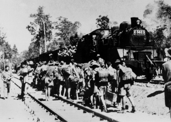 Alianccy żołnierze wchodzący do wagonów towarowych na jednej ze stacji kolejowej linii Birma-Tajlandia.