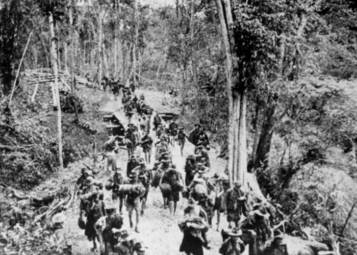 Alianccy żołnierze wchodzący w skład Zielonego Batalionu Sił A (ang. Green Battalion of 'A' Force ) maszerujący do obozu Kandaw. Listopad 1942 roku.