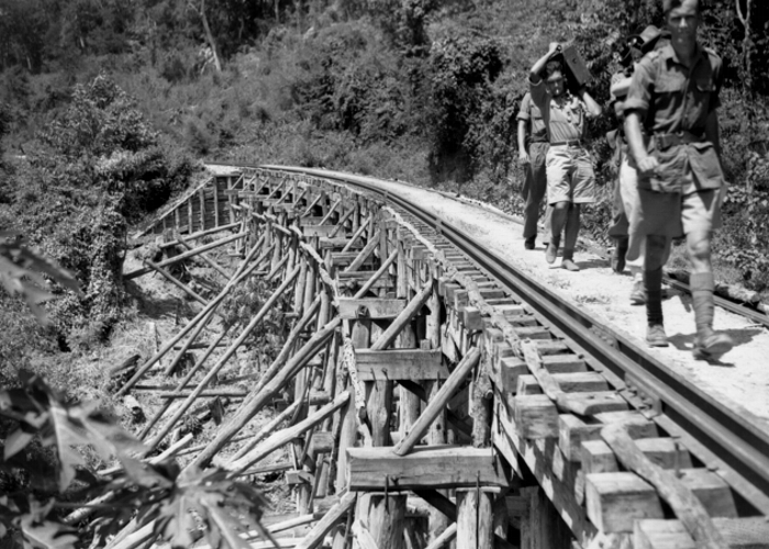 Drewniany most w rejonie obozów 'Kinsaiyok'.