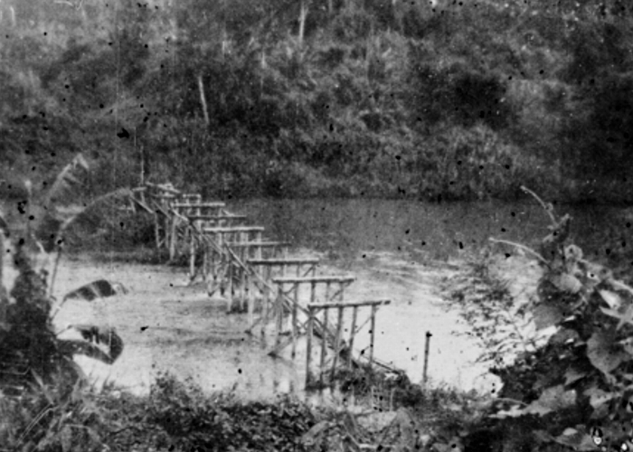 Resztki mostu kolejowego położonego w odległości 10 kilometrów od obozu 'Paya Thanzu Taung'.