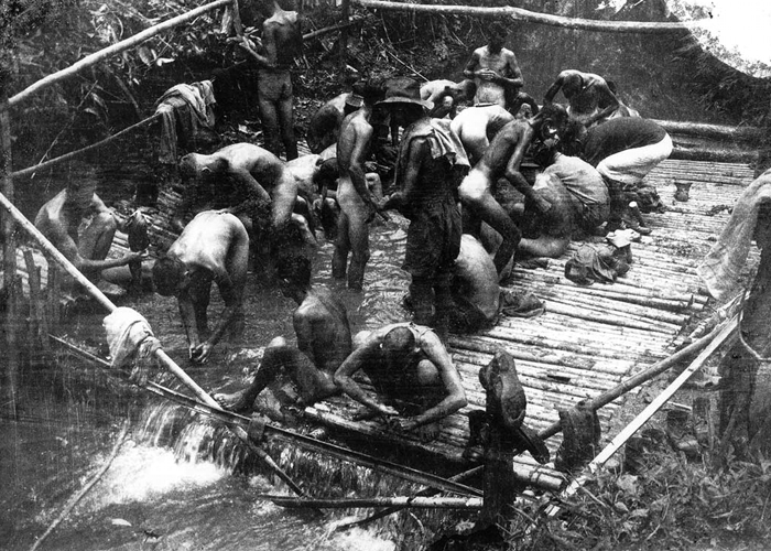 Bambusowa platforma nad potokiem w rejonie 'Upper Sonkurai', z której jeńcy korzystali przy praniu swojej odzieży.