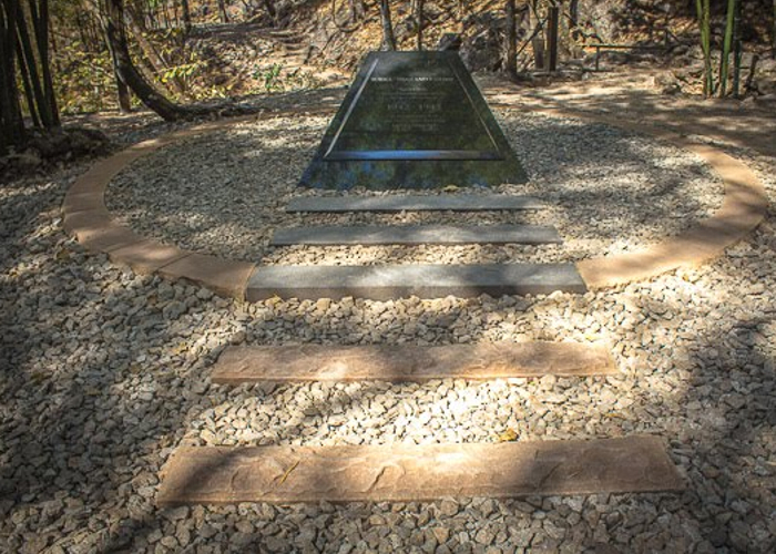 Pamiątkowy pomnik stojący w połowie długości przejscia w skałach zwanego 'Hellfire Pass'.