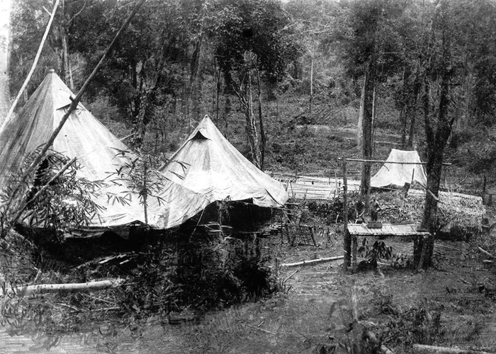 Odizolowana część obozu 'Lower Sonkurai' zwana 'Cholera Hill'. Tu w namiotach przetrzymywani byli chorzy na cholerę. W środku zdjęcia widoczny prowizoryczny bambusowy stół przeznaczony do amputacji kończyn.