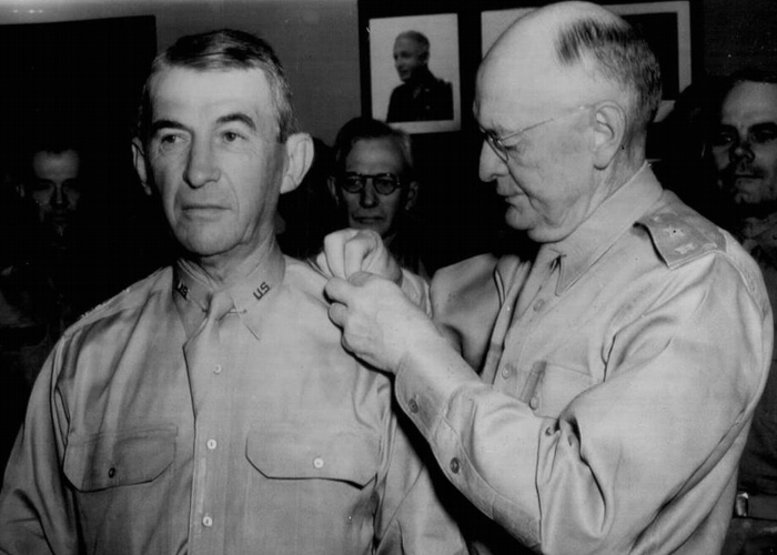 Od lewej - założyciel jednostki Alamo Scouts, generał Walter Kreuger.