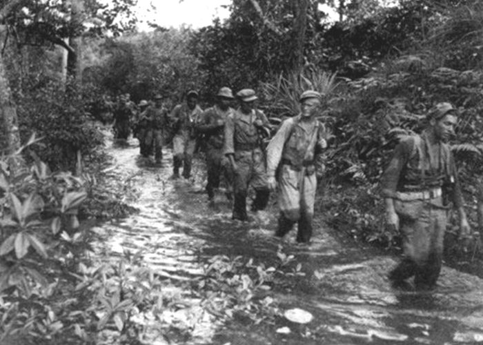 Zwiadowcy podczas czterdziestokilometrowego marszu przez dżunglę (ćwiczenia). Wyspa Fergussona, luty 1944 roku.