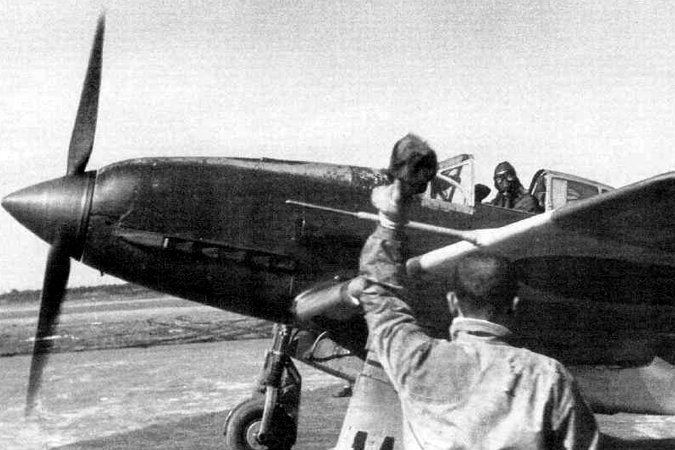 Pilot myśliwca Ki-61 kołuje na pas startowy.