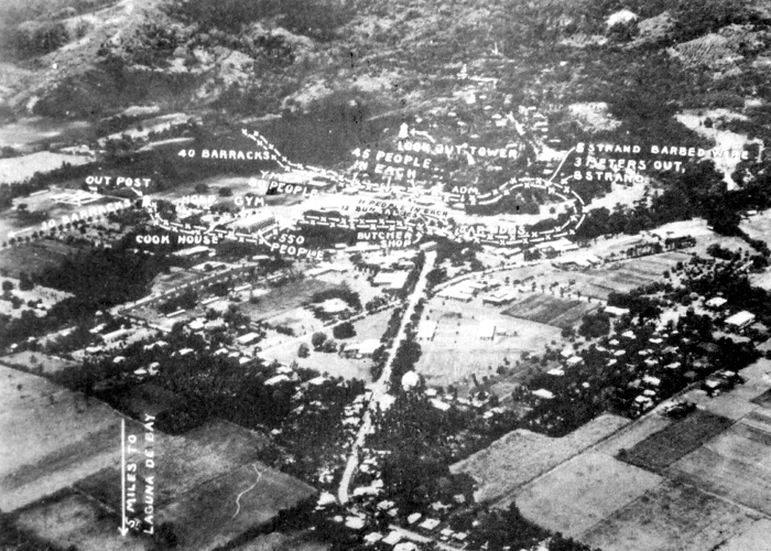 Fotografia obozu Los Banos wykonana z pokładu samolotu.