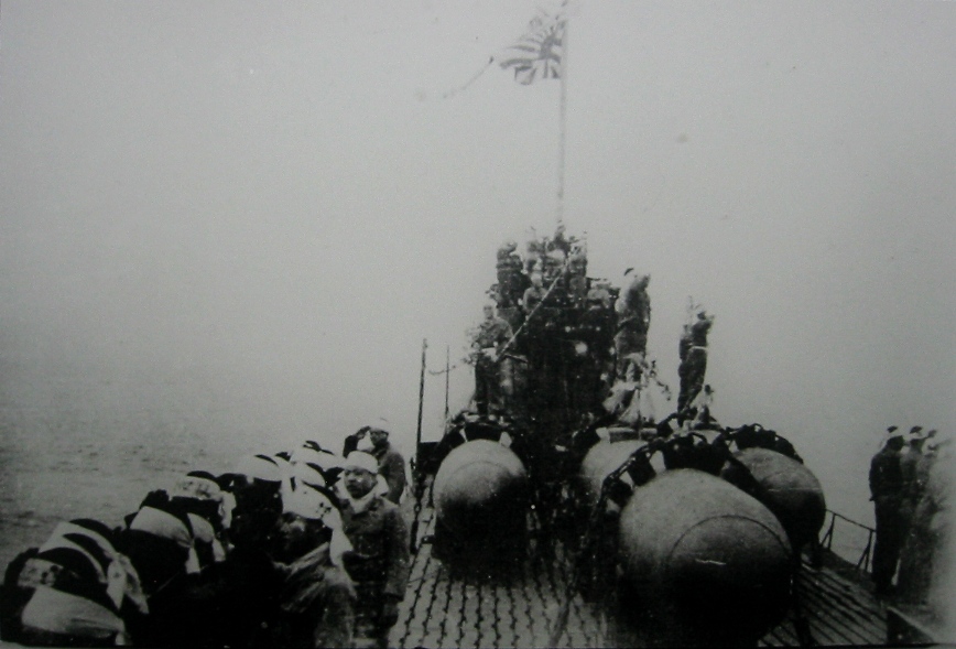Pokład japońskiego okrętu podwodnego wypełnionego żywymi torpedami typu Kaiten