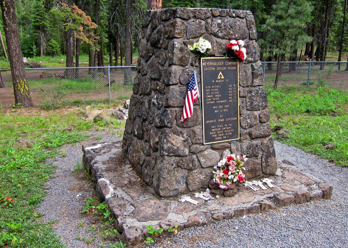 Pomnik na miejscu śmierci Elsie Winters Mitchell i piątki dzieci ze szkółki niedzielnej.