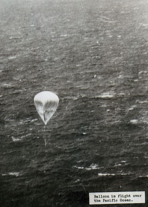 Bomba balonowa Fu-Go lecąca na niskiej wysokości nad Pacyfikiem.