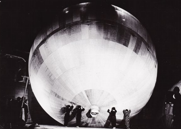 Test szczelności powłoki balonu wykonywany w fabryce bomb balonowych.