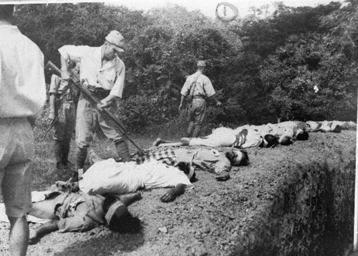 Japońscy żołnierze dobijają rannych przy użyciu bagnetu i pistoletu.