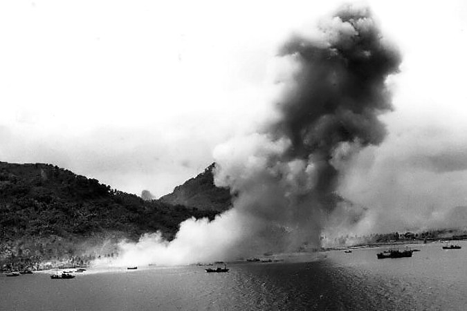 Wyspa Dublon w czasie ataku amerykańskiego lotnictwa pokładowego.