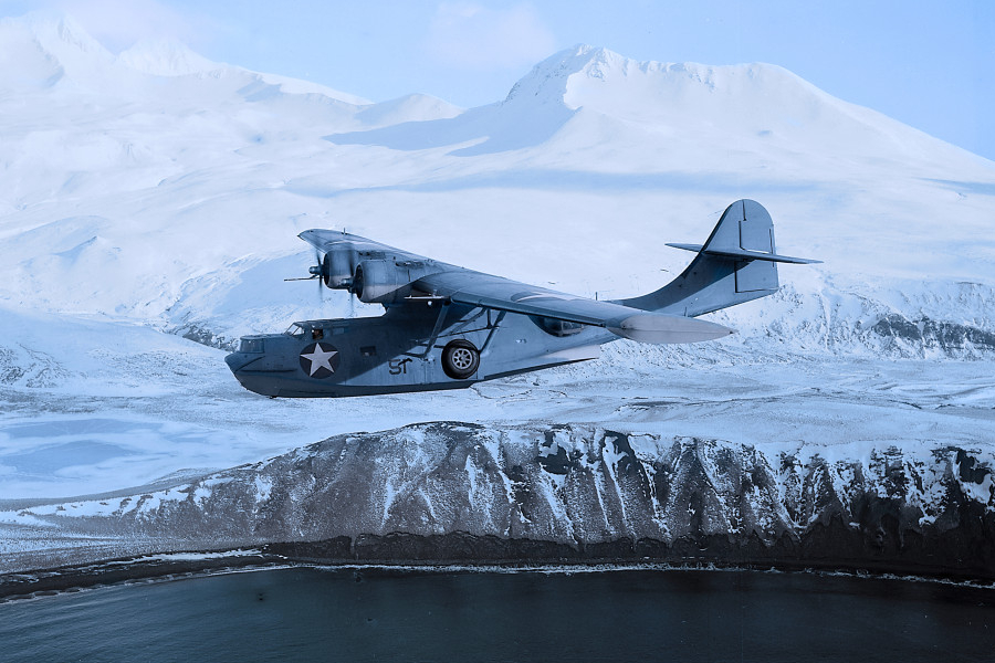 Łódź latająca Consolidated PBY Catalina podczas patrolu nad wyspami półwyspu Alaska.