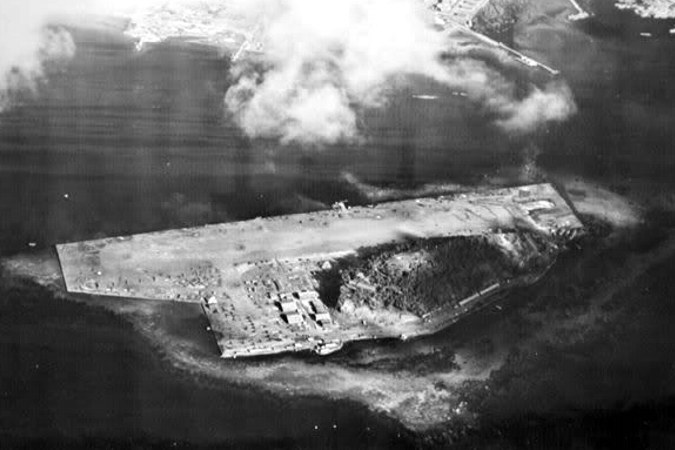 Wygląd wyspy Eten z czasów Drugiej Wojny Światowej. Doskonale widoczne japońskie lotnisko i zabudowania
