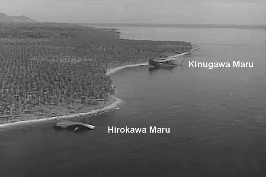 Wraki statków transportowych Hirokawa Maru i Kinugawa Maru. Zdjęcie wykonane 22 lipca 1943 roku.