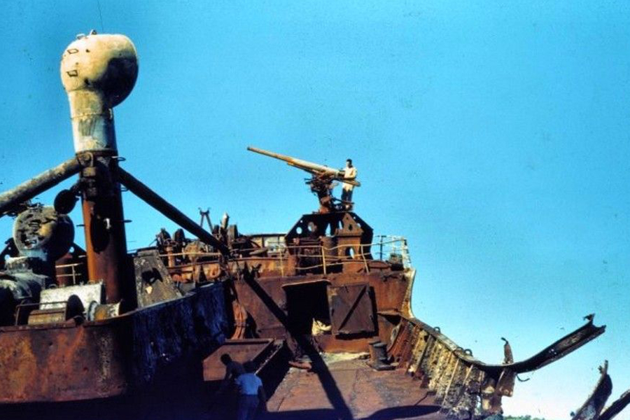 Pozostałości w wraku transportowca Kinugawa Maru. Rok 1945.
