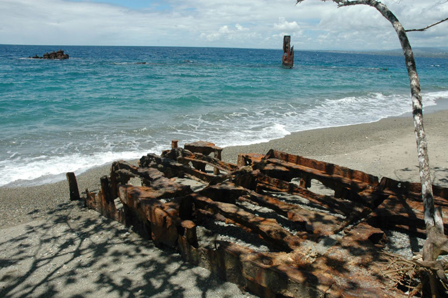 Pozostałości w wraku transportowca Kinugawa Maru. Na pierwszym planie pozostałości po barce desantowej Daihatsu widocznej na fotografii nr 12. Rok 2013