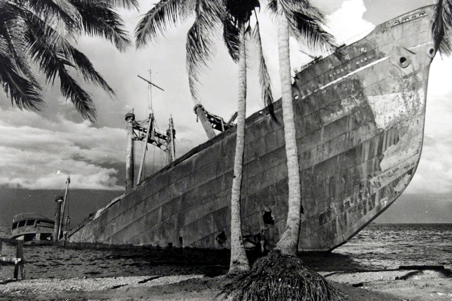 Wrak transportowca Kyusyu Maru. Rok 1944.