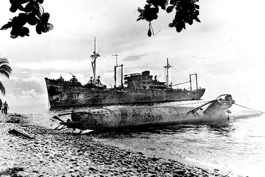 Wrak transportowca Yamazuki Maru w zatoczce Doma. Zdjęcie wykonane w 1944 roku. Na pierwszym planie wrak miniaturowej łodzi podwodnej klasy Ko-hyoteki