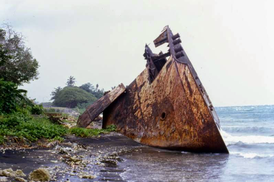 Fragment dziobu transportowca Kyusyu Maru wyciągnięty na brzeg.