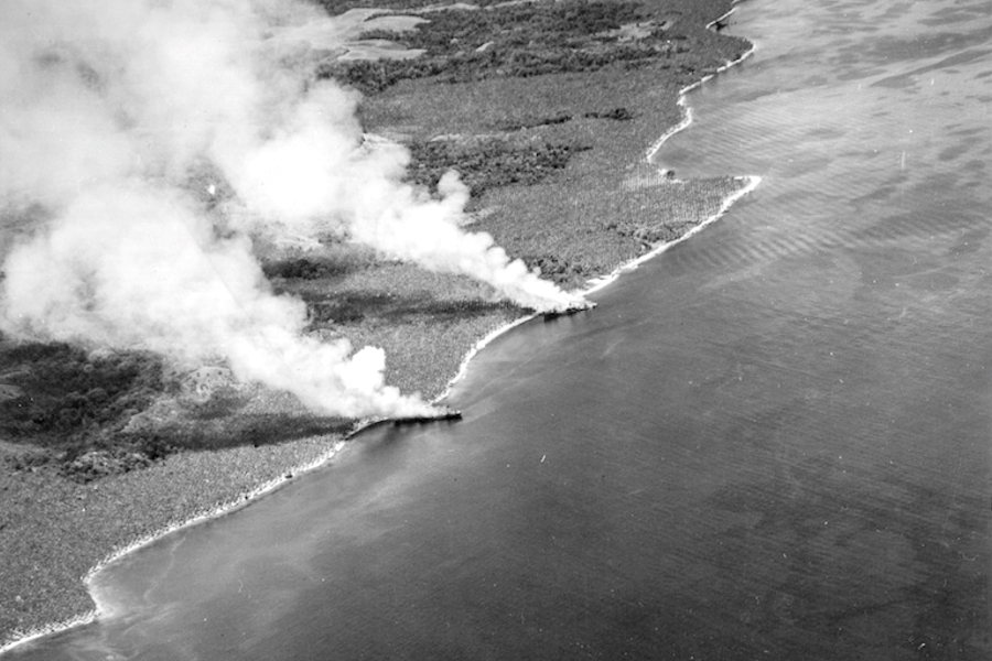 Płonące transportowce Hirokawa Maru i Kinugawa Maru w dniu 15 listopada 1943 roku.