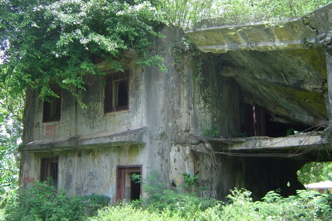 Zniszczone japońskie centrum dowodzenia na wyspie Eten