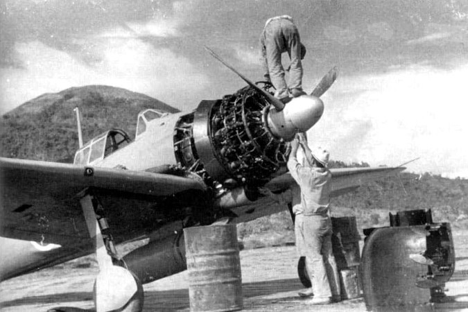 A6M2 w czasie przeglądu silnika na lotnisku Lakunai. Rabaul 1942 rok